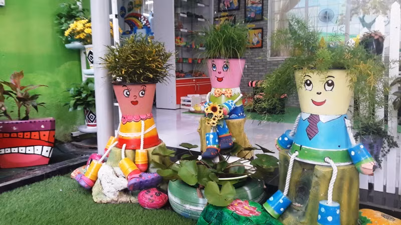 Những hình thù búp bê xinh đẹp này được các cô "chế tác" từ những chiếc xô hỏng.