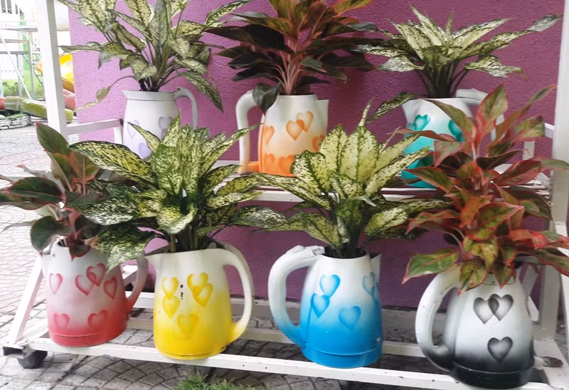 Giàn hoa được làm từ những chiếc ấm điện đã bị hỏng mà người ta vứt đi.