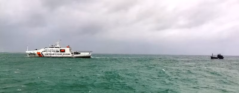 Tàu hàng chìm trên biển, tám thuyền viên xuống phao cứu sinh, trôi dạt trên biển ảnh 2 Tàu hàng chìm trên biển, tám thuyền viên xuống phao cứu sinh, trôi dạt trên biển ảnh 2