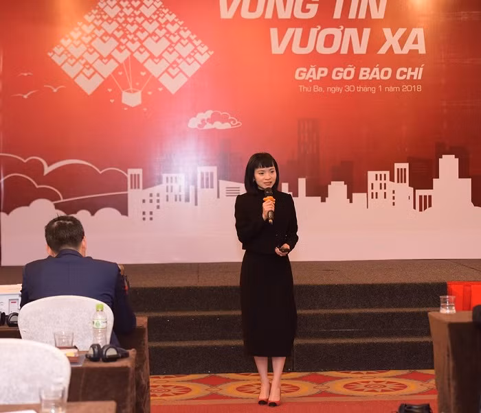 Bà Phạm Vũ Minh Đan - Giám đốc khối quản trị nguồn nhân lực chia sẻ tại buổi lễ.
