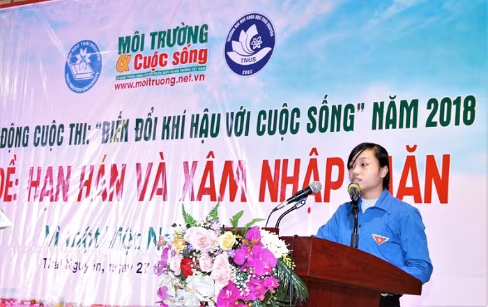 Bạn sinh viên Lù Thị Quỳnh Trưởng nhóm “Mẹ Trái đất” - Tác phẩm đạt giải nhất tập thể trong cuộc thi “Biến đổi khí hậu với cuộc sống” năm 2017, chủ đề “Lũ lụt, hạn hán và hành động của chúng ta”. Bạn sinh viên Lù Thị Quỳnh Trưởng nhóm “Mẹ Trái đất” - Tác phẩm đạt giải nhất tập thể trong cuộc thi “Biến đổi khí hậu với cuộc sống” năm 2017, chủ đề “Lũ lụt, hạn hán và hành động của chúng ta”.