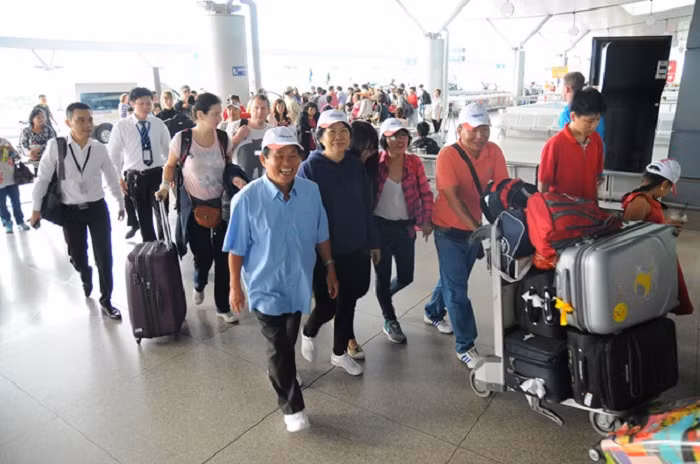 Khách du lịch đi theo tour. ảnh: vietravel.