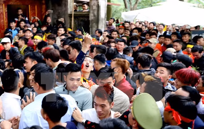 Nhiều thanh niên, trai tráng cố giành lấy phần lộc trầu cau để cầu mong một năm mới nhiều may mắn, sức khỏe. (Ảnh: Quang Quyết/TTXVN). Nhiều thanh niên, trai tráng cố giành lấy phần lộc trầu cau để cầu mong một năm mới nhiều may mắn, sức khỏe. (Ảnh: Quang Quyết/TTXVN).