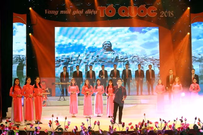 Một tiết mục tại chương trình. (Ảnh: An Đăng/TTXVN) Một tiết mục tại chương trình. (Ảnh: An Đăng/TTXVN)