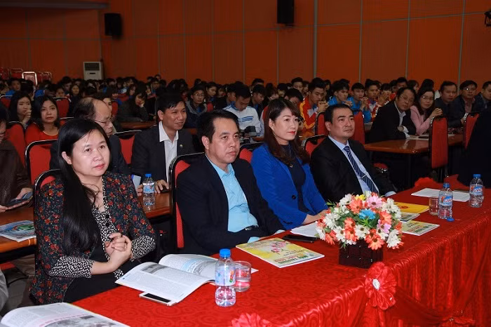 Các vị đại biểu tham gia buổi lễ phát động cuộc thi “Biến đổi khí hậu với Cuộc sống”. Các vị đại biểu tham gia buổi lễ phát động cuộc thi “Biến đổi khí hậu với Cuộc sống”.