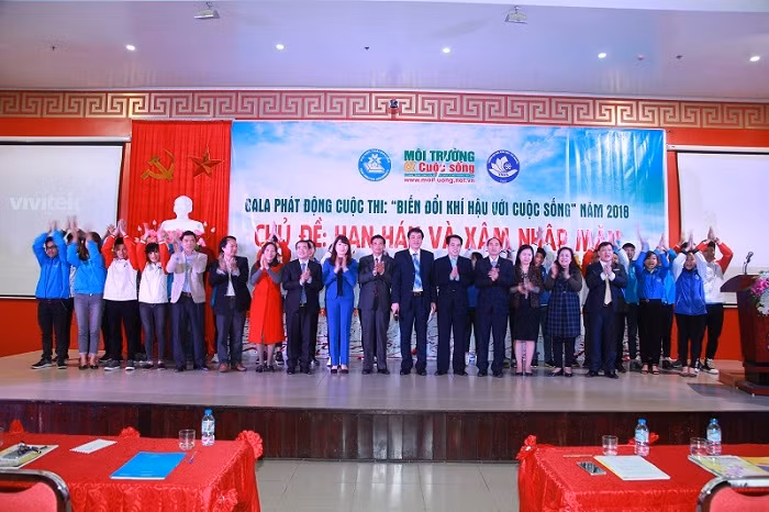 Các vị đại biểu và sinh viên Trường đại học Thái Nguyên cùng phát động “Biến đổi khí hậu với Cuộc sống” năm 2018. Các vị đại biểu và sinh viên Trường đại học Thái Nguyên cùng phát động “Biến đổi khí hậu với Cuộc sống” năm 2018.