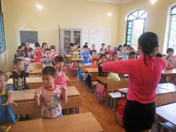 Giảng dạy kĩ năng sống ở bậc tiểu học (Ảnh minh họa: phuonghong.edu.vn).