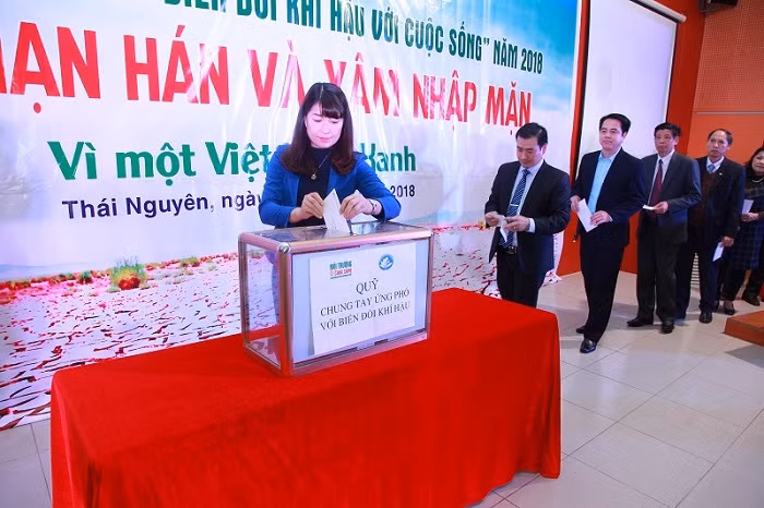 Các vị đại biểu và cán bộ, sinh viên trong trường cùng gây quỹ “Chung tay ứng phó với biến đổi khí hậu”. Các vị đại biểu và cán bộ, sinh viên trong trường cùng gây quỹ “Chung tay ứng phó với biến đổi khí hậu”.