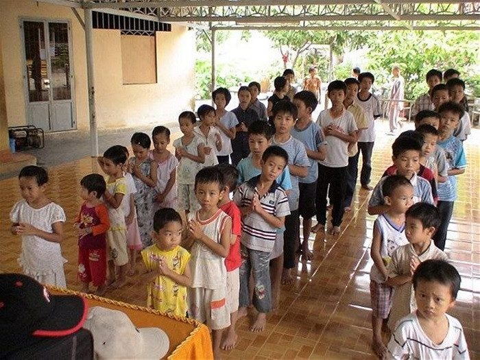 Những đứa trẻ mồ côi trong chùa. Ảnh: Minh Ngọc