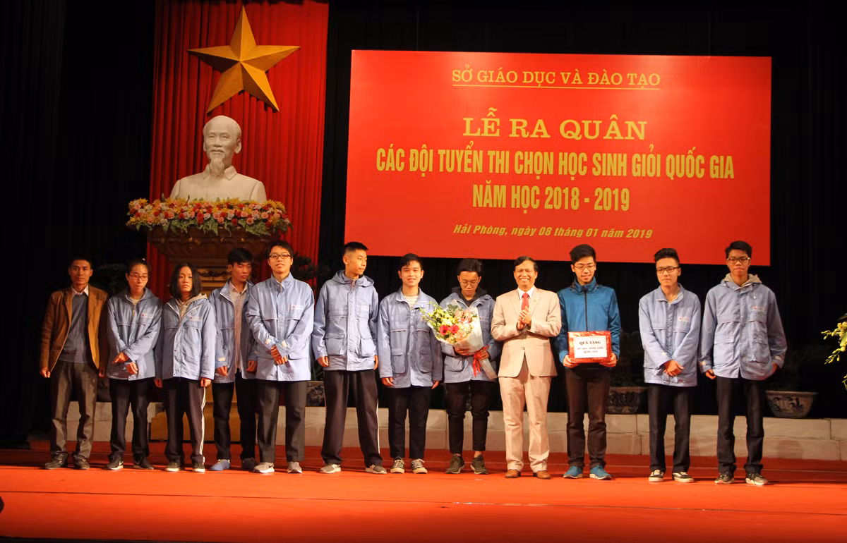 Lãnh đạo Sở Giáo dục và Đào tạo Hải Phòng tặng hoa động viên các em học sinh tại lễ ra quân (Ảnh: Lã Tiến)
