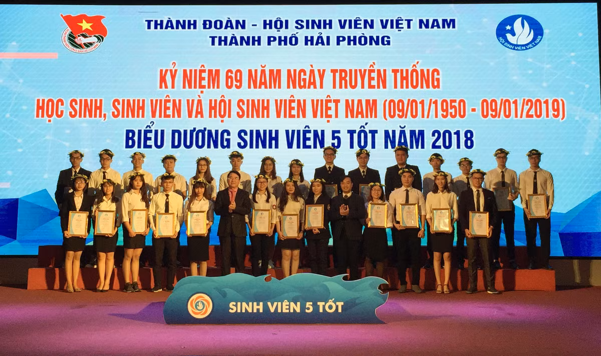Các sinh viên 5 tốt năm 2018 được biểu dương (Ảnh: Lã Tiến)