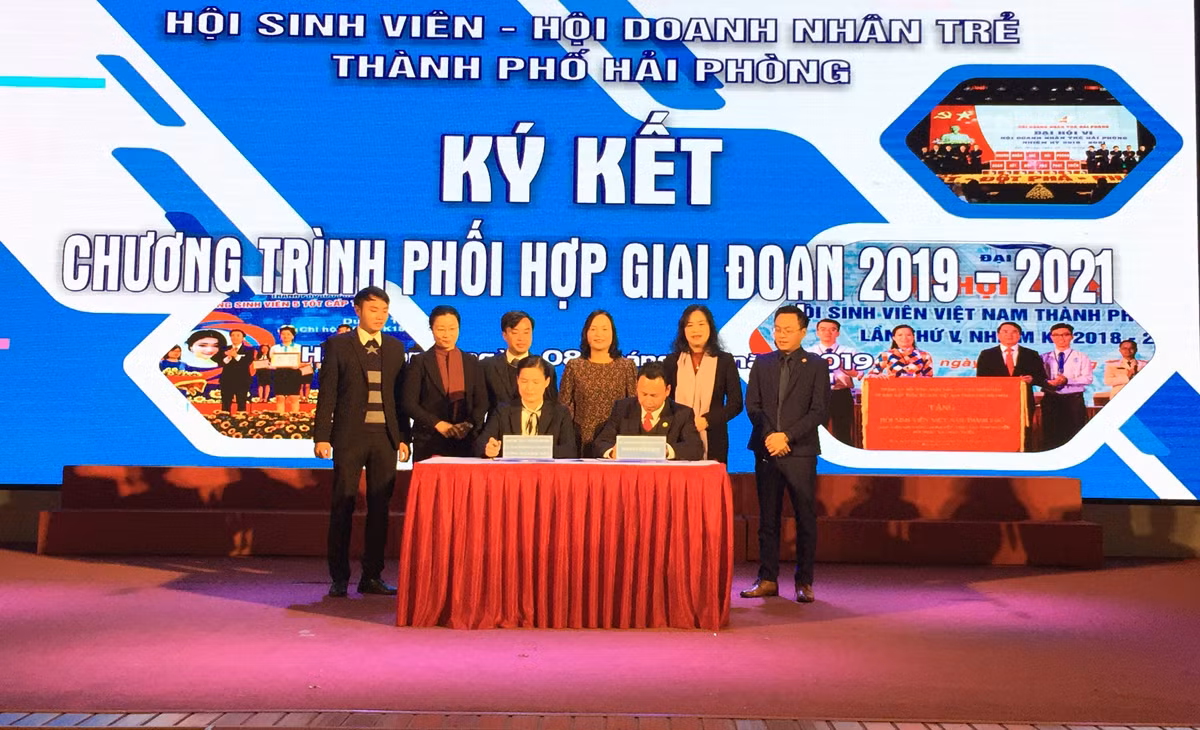 Hội Sinh viên Việt Nam thành phố phối hợp với Hội Doanh nhân trẻ thành phố Hải Phòng ký kết Chương trình phối hợp hoạt động giai đoạn 2019-2021. (Ảnh: Lã Tiến)