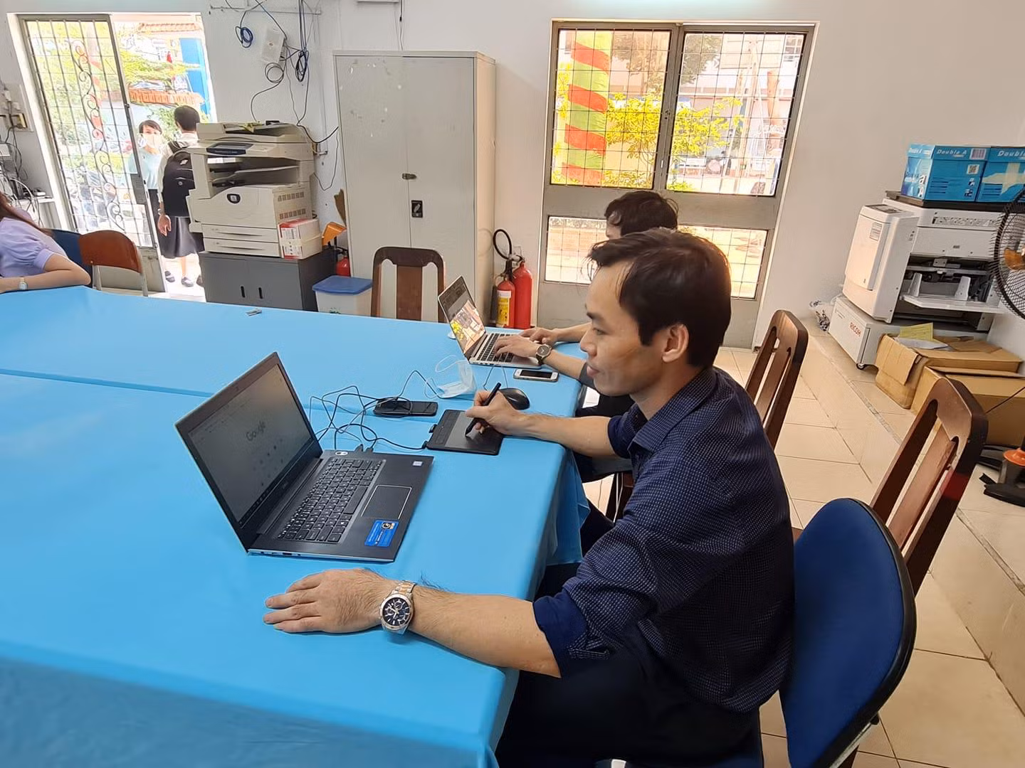 Giáo viên trường trung học phổ thông Nguyễn Du, quận 10 dạy học trực tuyến (ảnh: P.L) Giáo viên trường trung học phổ thông Nguyễn Du, quận 10 dạy học trực tuyến (ảnh: P.L)