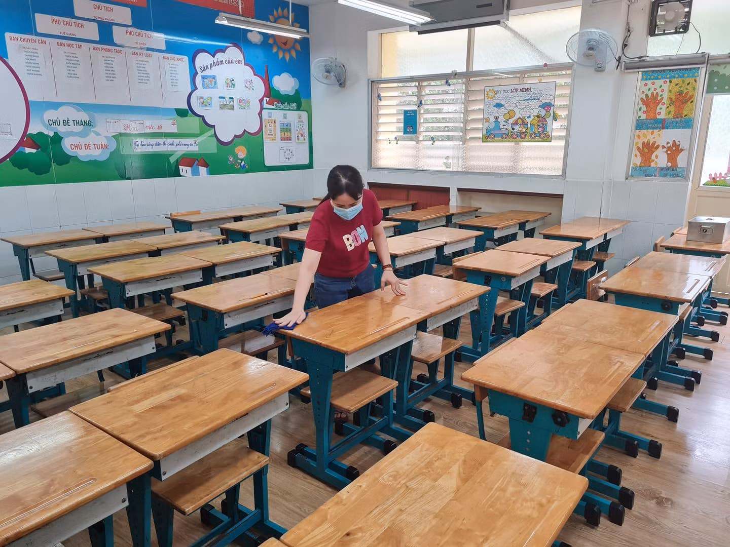 Nhân viên trường tiểu học Nguyễn Bỉnh Khiêm vệ sinh bàn ghế đón học sinh quay lại học (ảnh: P.L) Nhân viên trường tiểu học Nguyễn Bỉnh Khiêm vệ sinh bàn ghế đón học sinh quay lại học (ảnh: P.L)