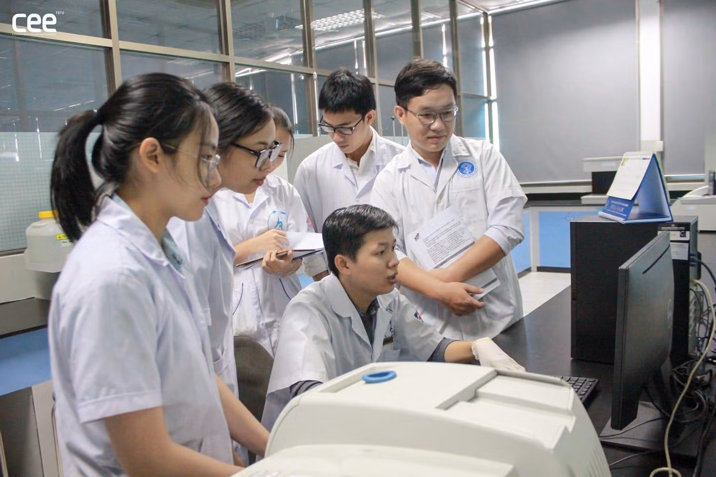 Thầy Chinh (ngồi) đang hướng dẫn một nhóm sinh viên về một đề tài nghiên cứu khoa học (ảnh: NHC)