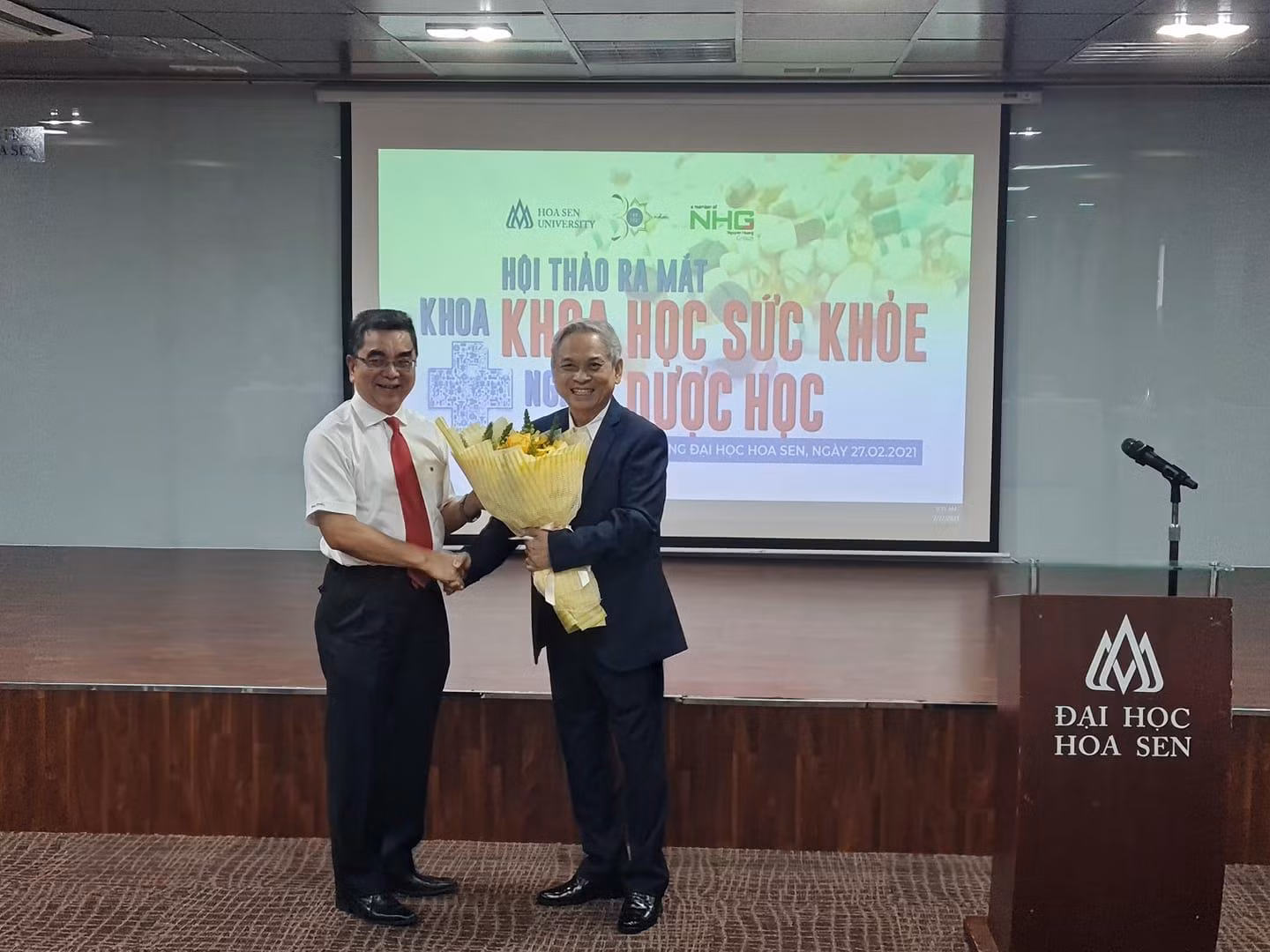 Hiệu trưởng HSU (trái) tặng hoa chúc mừng tân Trưởng khoa Khoa học Sức khỏe (ảnh: P.L)
