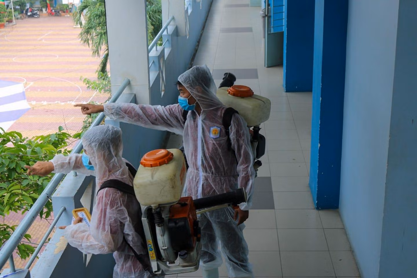 Trường trung học phổ thông Nguyễn Du, quận 10 phun thuốc khử khuẩn phòng chống Covid-19 (ảnh: CTV) Trường trung học phổ thông Nguyễn Du, quận 10 phun thuốc khử khuẩn phòng chống Covid-19 (ảnh: CTV)