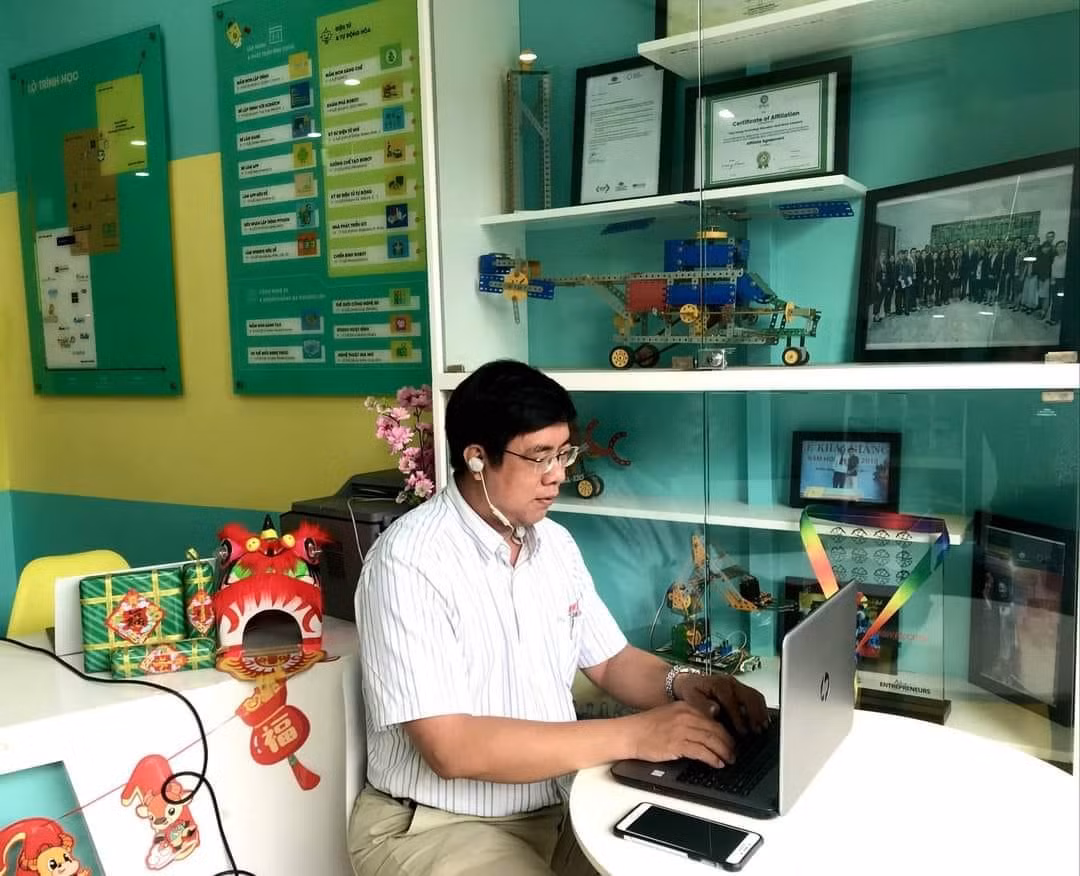 Giáo viên tiểu học thực hiện việc dạy trực tuyến qua internet với học sinh (ảnh minh họa: CTV)