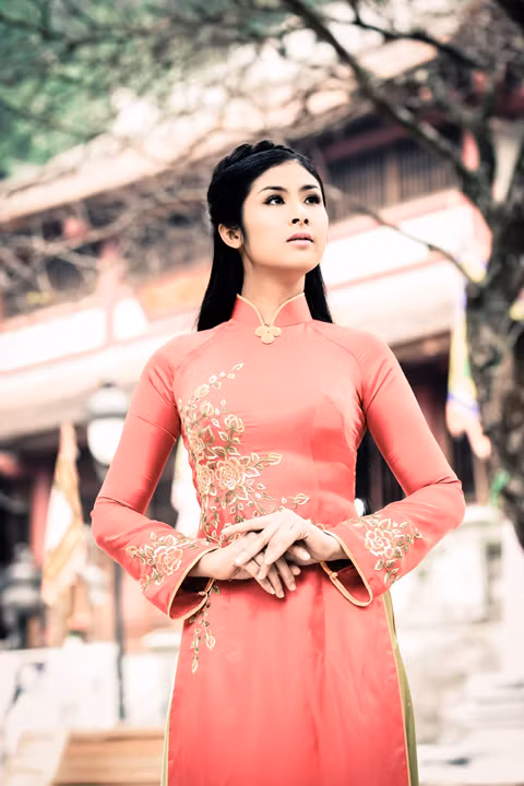 Ẩn mình dưới những rừng xanh đại ngàn bên những suối thác Tây Thiên từ mấy ngàn năm xưa đã có biết bao chùa chiền, đền chùa, cổ kính linh thiêng bền bỉ sống cùng lịch sử dân tộc dài lâu.