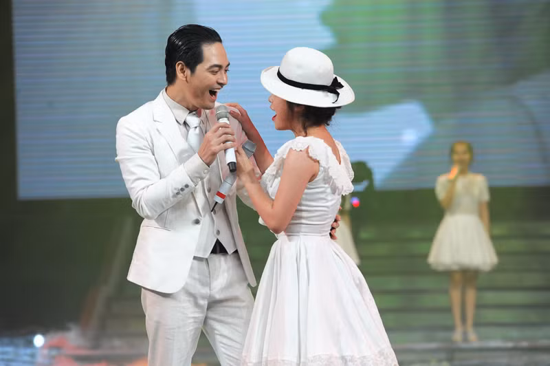 Phan Anh - Thái Trinh mở màn đêm thi với Bức họa đồng quê.