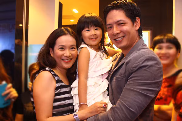 Thỉnh thoảng, khi bố quá bận rộn, An Nhiên mới chịu để mẹ hoặc bà bế. Cô bé năm nay được 3 tuổi rưỡi, rất lém lỉnh và có nhiều nét giống bố.