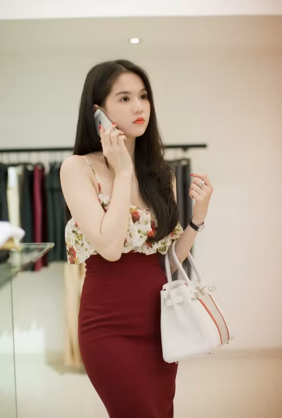 Ngọc Trinh là một trong số những sao Việt thường xuyên xuất hiện với hàng hiệu giá "khủng".