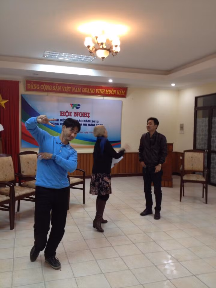 Xuân Bắc xì tin trước ống kính, trong khi Quốc Khánh, Minh Hằng học thoại.