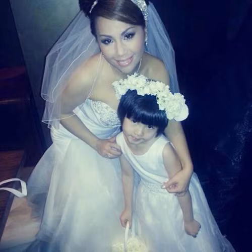 Trước đó, Minh Tuyết cũng chia sẻ hình ảnh của mình và một phù dâu nhí trên trang cá nhân. Cô nhanh chóng nhận được rất nhiều lời chúc mừng hạnh phúc từ bạn bè và người hâm mộ gần xa. Trước đó, Minh Tuyết cũng chia sẻ hình ảnh của mình và một phù dâu nhí trên trang cá nhân. Cô nhanh chóng nhận được rất nhiều lời chúc mừng hạnh phúc từ bạn bè và người hâm mộ gần xa.