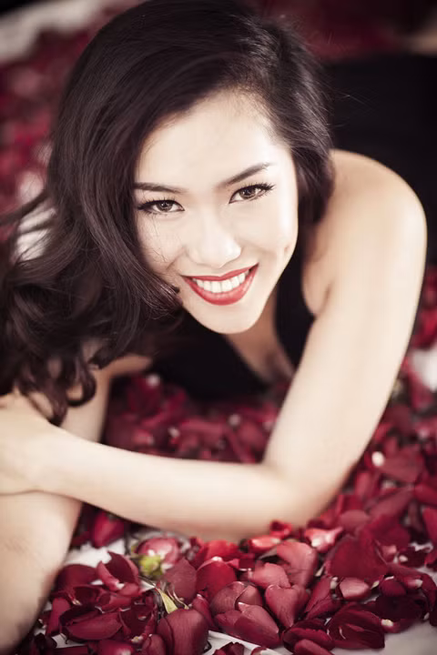 Sau khi nghe Huyền Trần hát trong cuộc thi Idol, nhạc sĩ Tường Văn đồng ý nhận lời ngay vì: “Tôi đã nhìn thấy những tố chất của Mỹ Tâm 10 năm về trước có trong Huyền Trần”.