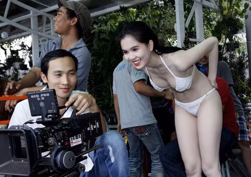 Ngọc Trinh ở hậu trường bộ phim.