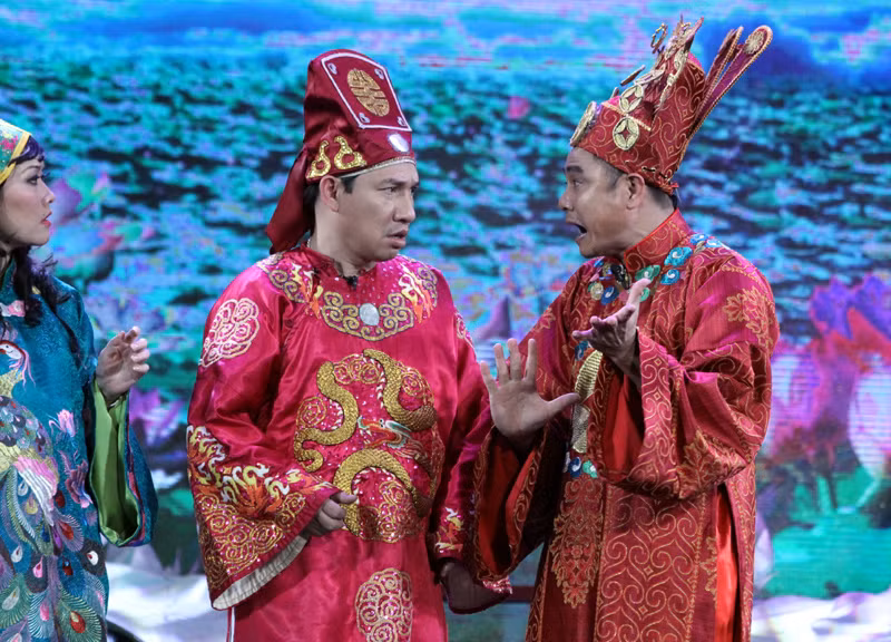 Đá xoáy The Voice, mô phỏng hình ảnh Thu Minh - Hà Hồ, nhảy ‘hoang mang style’, lên án vấn nạn cuồng K-Pop…là những chủ đề chính của Táo Quân 2013.