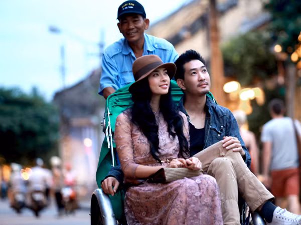 Cặp đôi có những cảnh quay dạo chơi tình tứ, lãng mạn giữa phố cổ.