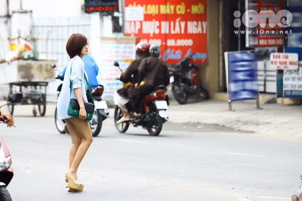 Mang đôi giàu cao nên Midu tỏ ra khá vất vả khi băng qua đường.