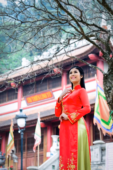 Cô cũng chia sẻ kỷ niệm thú vị khi nhiếp ảnh gia yêu cầu thực hiện tư thế đứng trước lư hương ở chùa trên núi và nhắm mắt để cầu nguyện, chỉ trong vòng vài giây ngắn ngủi để nhiếp ảnh gia chụp vài tấm ảnh cô cũng đã kịp nhập tâm và cầu xin đức Phật sức khỏe, an lành cho bản thân và gia đình.