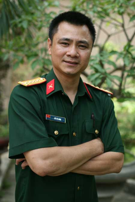 Hình ảnh áo lính ít thấy trên sân khấu của Tự Long.
