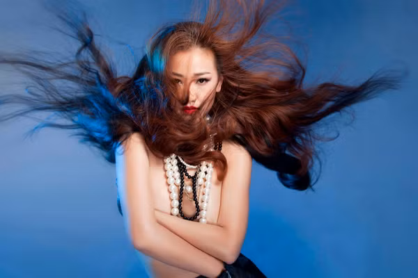 Nữ ca sĩ ý thức được vẻ đẹp của bản thân, nên thường chụp ảnh theo phong cách gợi cảm.