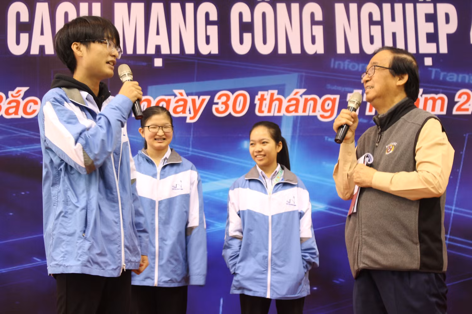 Các em học sinh đặt câu hỏi với Giáo sư.