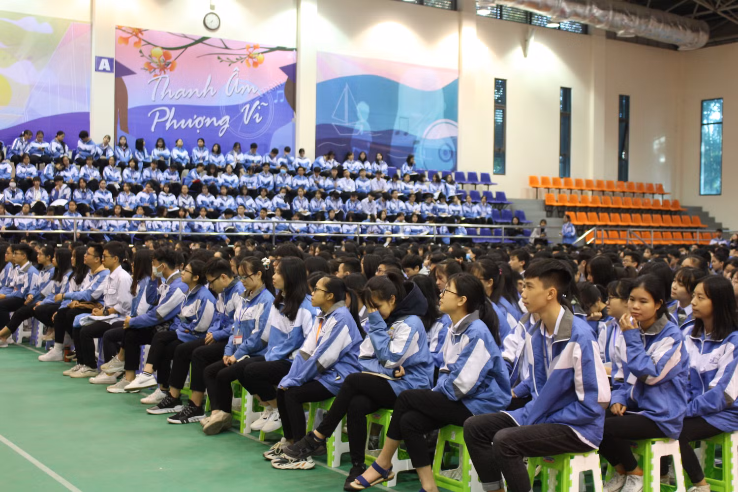Đông đảo các em học sinh có mặt tại buổi hội thảo.