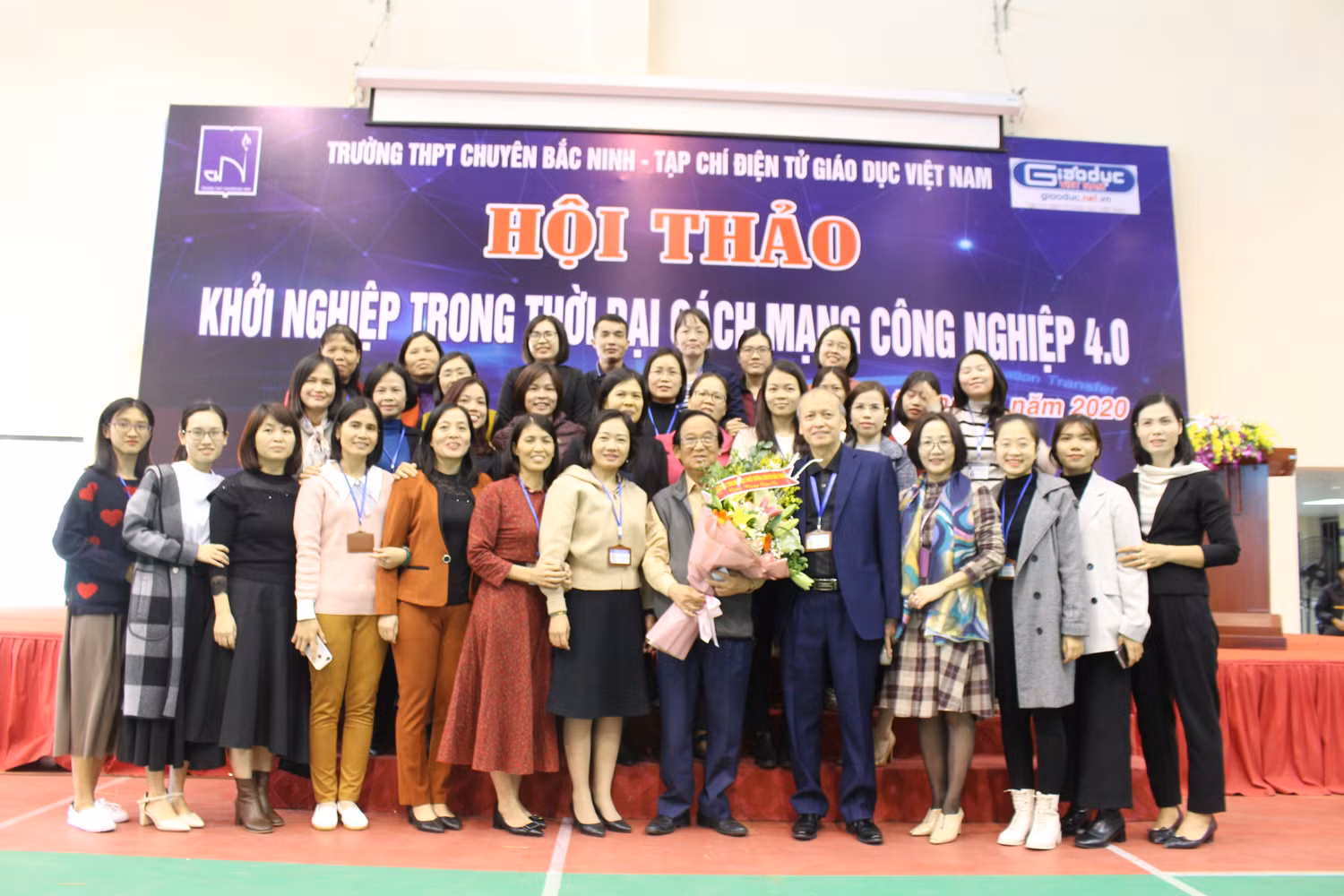 Giáo sư Nguyễn Lân Dũng chụp ảnh lưu niệm cùng giáo viên nhà trường.