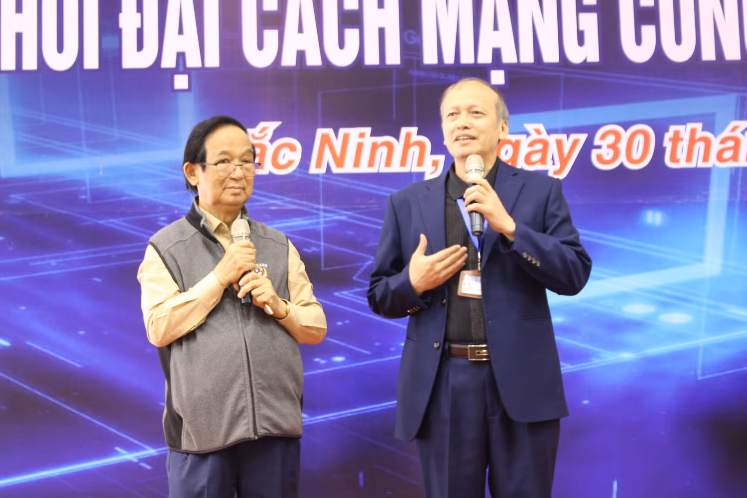 Thầy Nguyễn Nho Hòa, Hiệu trưởng trường Trung học phổ thông Chuyên Bắc Ninh gửi lời cảm ơn đến Tạp chí điện tử Giáo dục Việt Nam và Giáo sư Nguyễn Lân Dũng.