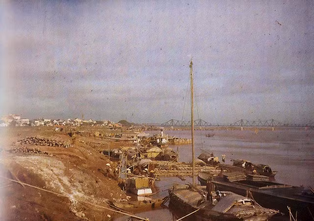 Chú thích của tác giả: Hà Nội 1915 - Thuyền bè trên sông Hồng và cầu Paul Doumer, tức cầu Long Biên ngày nay