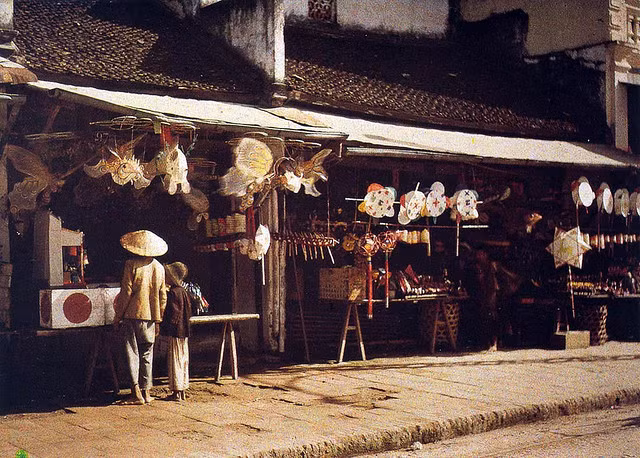 Chú thích của tác giả: Phố Hàng Gai, Hà Nội 1915. Có lẽ vào dịp tết Trung Thu.