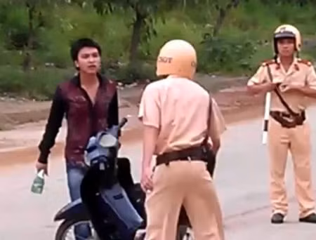 Thanh nien cam vo chai hanh hung canh sat bi khoi to