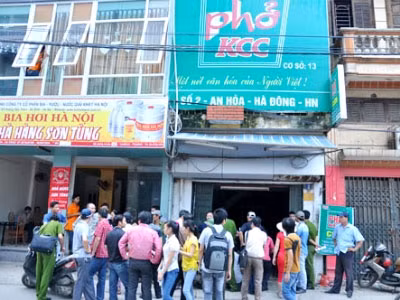 Lực lượng Công an tiến hành khám nghiệm hiện trường.