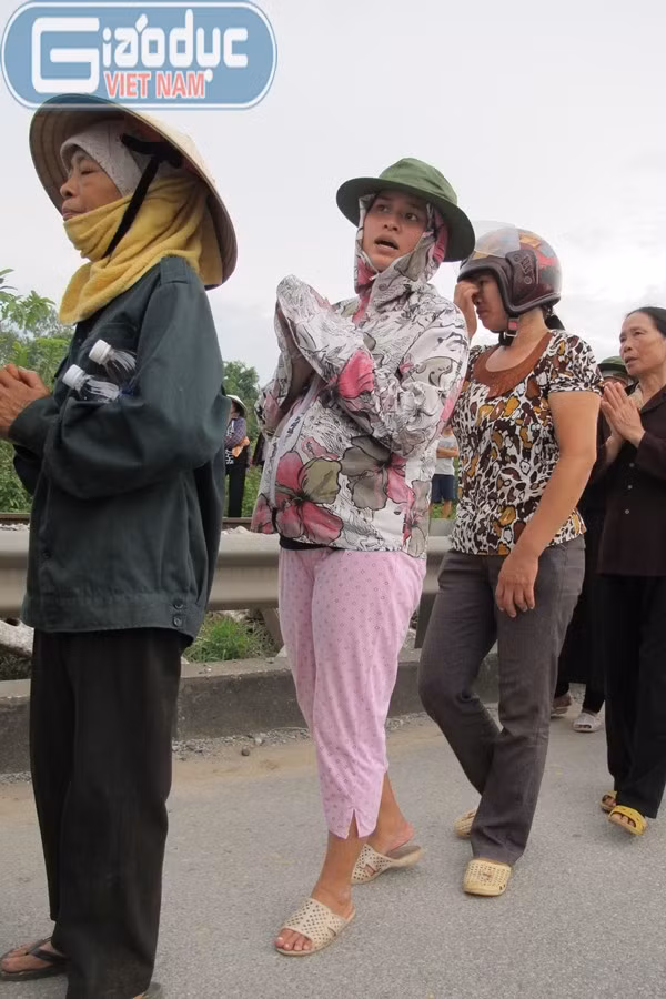 Một người phụ nữ có bầu ở Duy Tiên, Hà Nam bất chấp nắng hè vẫn hòa vào đoàn người chắp tay niệm Phật. Một người phụ nữ có bầu ở Duy Tiên, Hà Nam bất chấp nắng hè vẫn hòa vào đoàn người chắp tay niệm Phật.