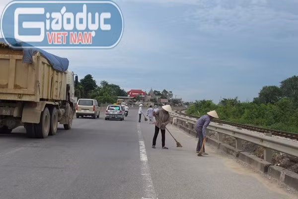 Đại đức Thích Tâm Mẫn sinh ngày 6-10-1977 tại Quảng Nam, tục danh là Lê Minh, nguyên là một bác sĩ chuyên khoa, xuất gia tu học tại chùa Hoằng Pháp, Hóc Môn từ năm 2004, bổn sư truyền giới là thượng tọa Thích Chân Tính trụ trì chùa. Cuộc hành hương bằng hình thức “nhất bộ nhất bái” (đi một bước, lạy một lạy) của Đại Đức Thích Tâm Mẫn là một pháp tu với ý chí nhằm sám hối tội lỗi, cầu nguyện hòa bình, chí đạt quả Phật, hóa độ chúng sinh, được xuất phát từ TP. HCM đến Yên Tử (Quảng Ninh) theo quốc lộ. Hành trình bắt đầu từ mồng 2 Tết Kỷ Sửu. (Trong ảnh, người dân địa phương biết tin Sư thầy đi qua đã tự nguyện quét đường chuẩn bị cho thầy hành trì “nhất bộ nhất bái”). Đại đức Thích Tâm Mẫn sinh ngày 6-10-1977 tại Quảng Nam, tục danh là Lê Minh, nguyên là một bác sĩ chuyên khoa, xuất gia tu học tại chùa Hoằng Pháp, Hóc Môn từ năm 2004, bổn sư truyền giới là thượng tọa Thích Chân Tính trụ trì chùa. Cuộc hành hương bằng hình thức “nhất bộ nhất bái” (đi một bước, lạy một lạy) của Đại Đức Thích Tâm Mẫn là một pháp tu với ý chí nhằm sám hối tội lỗi, cầu nguyện hòa bình, chí đạt quả Phật, hóa độ chúng sinh, được xuất phát từ TP. HCM đến Yên Tử (Quảng Ninh) theo quốc lộ. Hành trình bắt đầu từ mồng 2 Tết Kỷ Sửu. (Trong ảnh, người dân địa phương biết tin Sư thầy đi qua đã tự nguyện quét đường chuẩn bị cho thầy hành trì “nhất bộ nhất bái”).