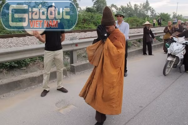 Các Phật tử phía sau theo bước Thầy trên đường gieo duyên. Các Phật tử phía sau theo bước Thầy trên đường gieo duyên.