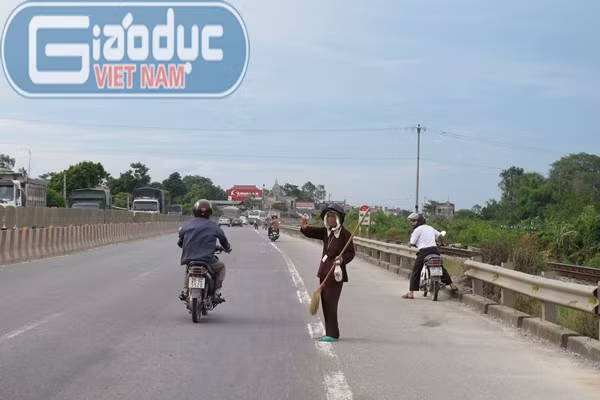 Một Phật tử hướng dẫn người đi đường không đi vào phần đường đã được quét sạch. Một Phật tử hướng dẫn người đi đường không đi vào phần đường đã được quét sạch.