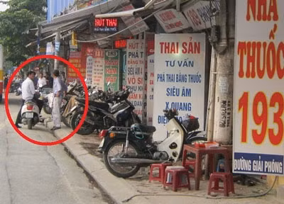Nhân viên phòng khám đang mời chào khách