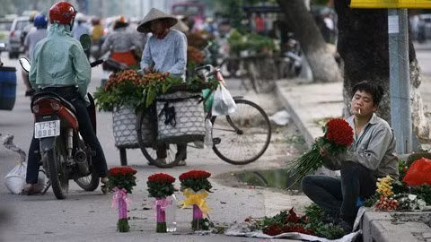 Kỹ năng bó, tỉa sao cho đẹp, bày dưới lòng đường sao cho ngay hàng thẳng lối cũng là tiêu chí bán hàng của những mày râu bán hoa dọc con đường Nguyễn Trãi.